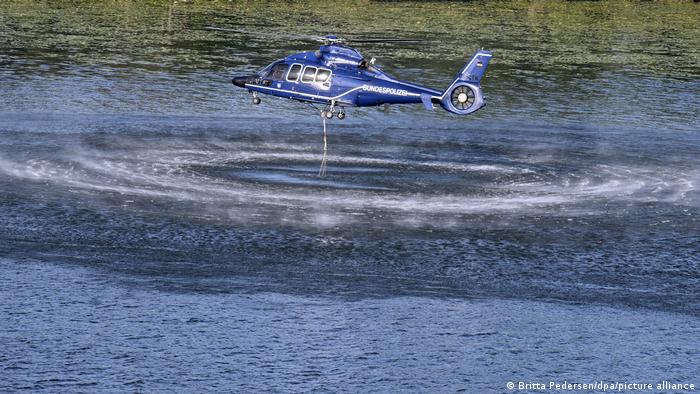 Hélicoptère planant au-dessus de l'eau
