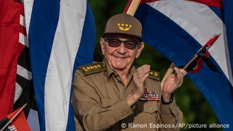 Ehemaliger kubanischer Präsident Raul Castro vor Fahnen Ehemaliger kubanischer Präsident Raul Castro vor Fahnen