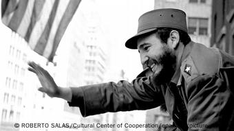  Fidel Castro winkt aus einem Fenster 