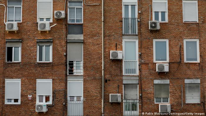 Spanien | Klimaanlagen an der Außenseite eines Gebäudes