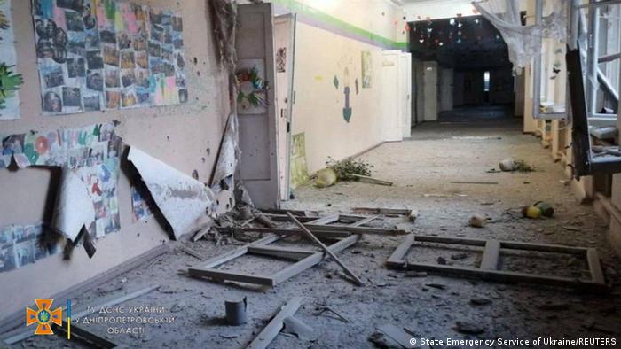 Trümmer und zerstörte Fenster im Flur eines zerstörten Schulgebäudes in der ukrainischen Stadt Marhanez