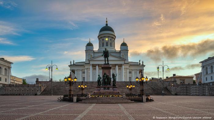 Laukums Helsinkos ar statuju un greznu ēku