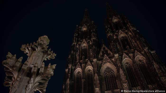 La cathédrale de Cologne avec seulement un éclairage tamisé après 23h