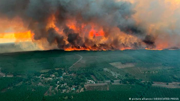 Waldbrand im Ort Saint-Magne, südlich von Bordeaux gelegen