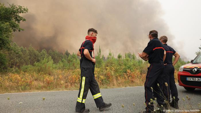 Bomberos en la Gironda, Francia, ayudan a evacuar a los habitantes.