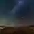 Una foto compuesta ilustra el punto radiante de la lluvia de meteoros de las Perseidas, tomada en la noche del pico, el 12 de agosto de 2021, desde el Parque Provincial de los Dinosaurios, Alberta, Canadá.