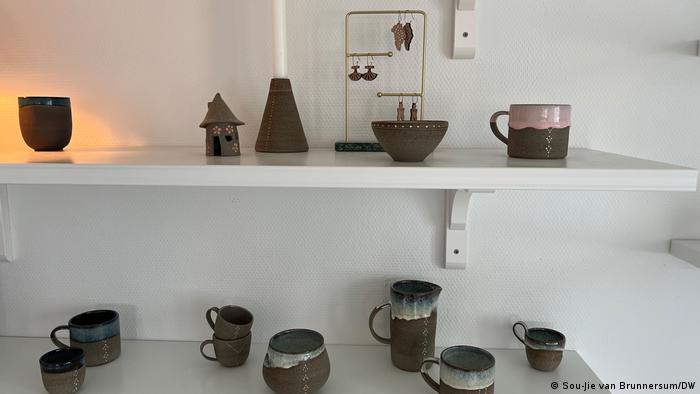 Ceramics by Nuuna Papis Chemnitz lined up on a shelf