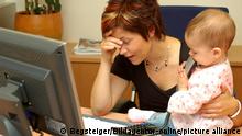 Überforderte Mutter mit Kleinkind im Büro - overcharged, working mother with child in office