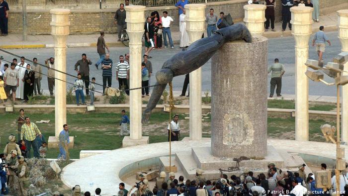إسقاط تمثال صدام حسين في بغداد