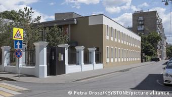 Das Gebäude der Schweizer Botschaft in Moskau mit der davor verlaufenden Straße