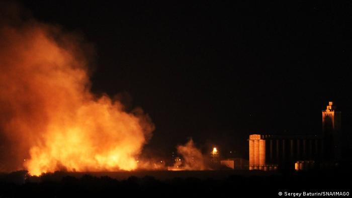 Fuego de bombardeos a una fábrica de cerveza en Donetsk, Ucrania.