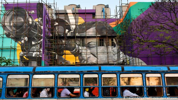 Großes Wandgemälde mit dem bengalischen Filmemacher Satyajit Ray in Kalkutta
