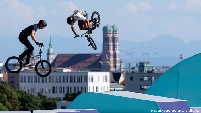 Ciclistas de motocross entrenan para su competencia en el Campeonato Europeo de Múnich 2022.