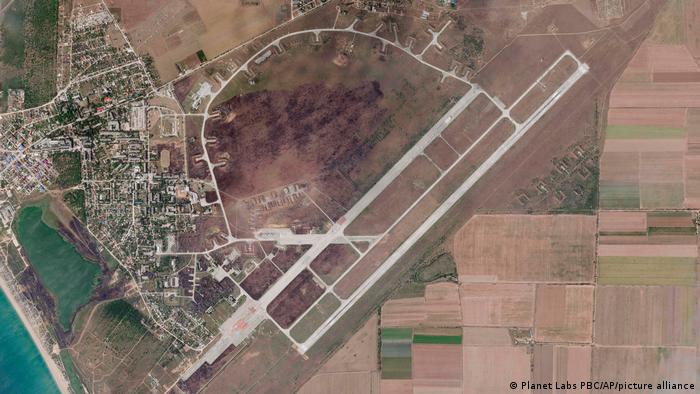 Imagen satelital del ataque a la base aérea de Saki, en Crimea.