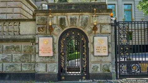 Вход в посольство РФ в Берлине