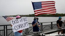 Сторонники экс-президента США Дональда Трампа протестуют после обыска ФБР в его поместье Мар-а-Лаго во Флориде