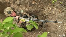 In the trenches near Kherson Southern Ukraine Schlagwörter: Ukraine, Russia, trenches, counteroffensive, Kherson Sendedatum: 11.08.2022 A Ukrainian soldier positions his weapon in a front-line trench. 