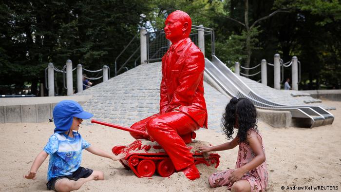 Una estatua de Vladimir Putin sobre un tanque de guerra, creada por el artista francés James Colomina, fue emplazada en un parque infantil de Central Park, en Nueva York, Estados Unidos.