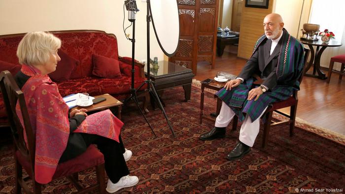 El expresidente afgano Hamid Karzai, durante su entrevista con Sandra Petersmann.