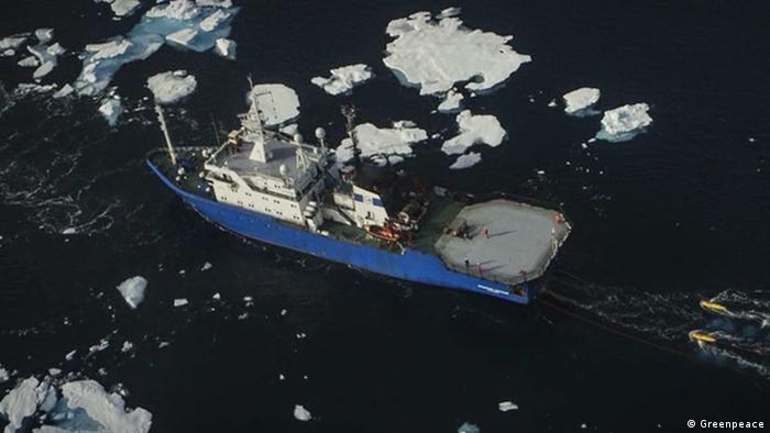 Schiff zieht Lufkanonen hinter sich her, umgeben von Eisschollen 