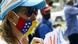 Una mujer con gafas y mascarilla de la bandera de Venezuela particpa en una protesta. Una mujer con gafas y mascarilla de la bandera de Venezuela particpa en una protesta.