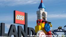 dpatopbilder - 11.08.2022, Bayern, Günzburg: Neben dem Logo am Eingang zum Legoland ist eine Achterbahn zu sehen. Bei dem Unfall auf einer Achterbahn im Legoland im schwäbischen Günzburg sind mindestens 34 Menschen verletzt worden, zwei davon schwer. Foto: Stefan Puchner/dpa +++ dpa-Bildfunk +++