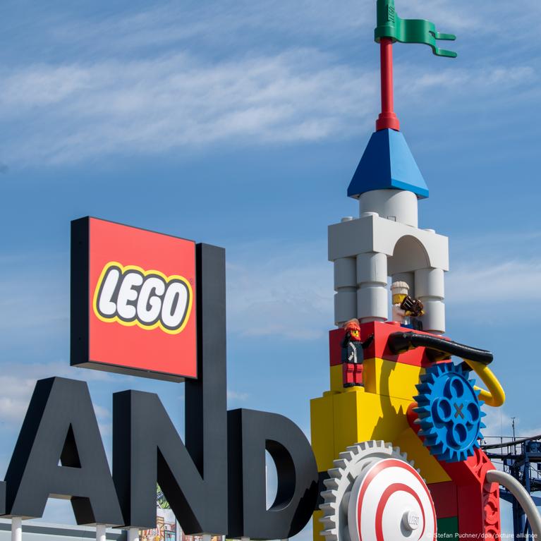 Dozens injured in Legoland rollercoaster crash DW 08 11 2022