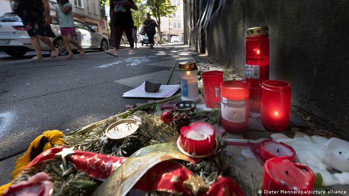 زهور وشموع حدادا على وفاة لاجئ قاصر من السنغال سقط برصاص الشرطة الألمانية في شمال دورتموند (10/8/2022)