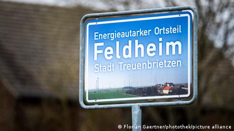 Das Ortschild des Dorfes Feldheim in Brandenburg (BILDRECHTE: Florian Gaertner/photothek/picture alliance)