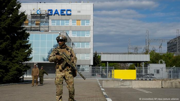 Un soldado ruso en las instalaciones de la central nuclear de Zaporiyia.