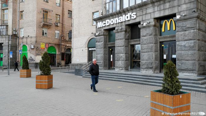 Ein Mann läuft an der geschlossenen McDonald's-Filiale in der ukrainischen Hauptstadt Kiew vorbei