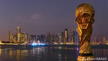 Fussball International FIFA WM 2022 in Katar 22.12.2014 Ein Replika des FIFA WM Pokal vor der Skyline von Doha PUBLICATIONxNOTxINxAUTxSUIxITA
Football International FIFA World Cup 2022 in Qatar 22 12 2014 a Replica the FIFA World Cup Cup before the Skyline from Doha PUBLICATIONxNOTxINxAUTxSUIxITA