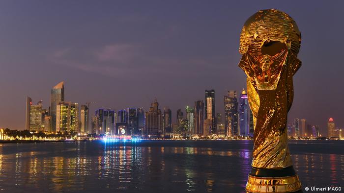 Der Weltpokal ist vor der Skyline von Doha zu sehen.
