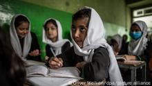 Junge afghanische Mädchen besuchen den Unterricht in einer Grundschule. (zu dpa «Fragiler Frieden und zerstöre Träume: ein Jahr Talibanherrschaft») +++ dpa-Bildfunk +++
