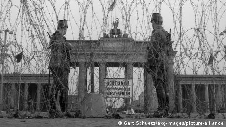 Берлинската стена дълга 160 километра разделя хора и съдби в
