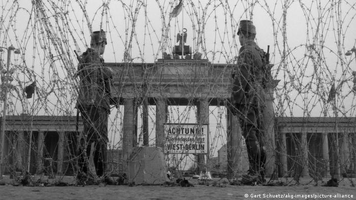 Берлинската стена, дълга 160 километра, разделя хора и съдби в