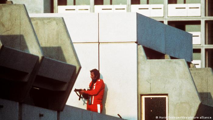 Ein bewaffneter Polizeibeamter im Trainingsanzug in Stellung am 05.09.1972 im Olympischen Dorf in München