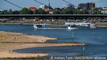 Rhein bei Düsseldorf, extremes Niedrigwasser, Rheinpegel bei 81 cm, Tendenz fallend, nach lange Dürre fällt das linke Rheinufer, bei Düsseldorf Oberkassel trocken, Blick von der Rheinkniebrücke auf die Oberkassler Brücke NRW, Deutschland,