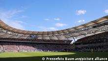 07.08.2022 Stuttgart , Fußball Bundesliga VfB Stuttgart vs. RB Leipzig , Feature Flutlicht bei blauem Himmel am Tag