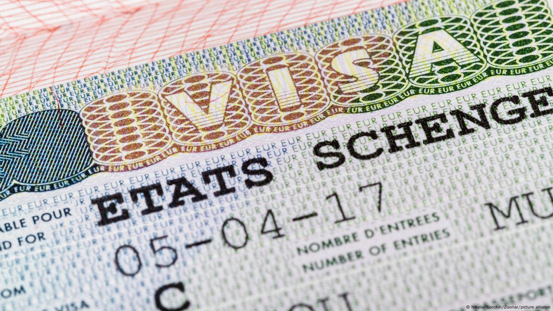 Bir pasaporta işlenmiş Schengen vizesi