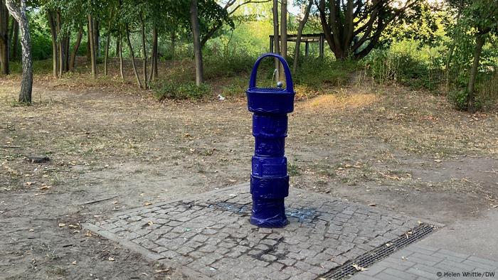 Una fuente azul en un parque