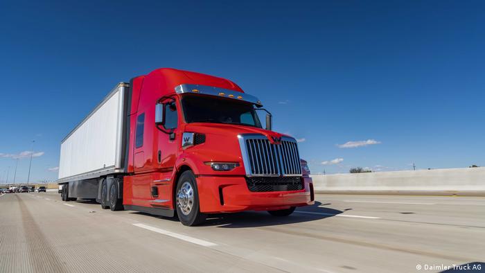 10 августа 2022 компания Daimler Truck представила в США новую модель грузовика для дальних перевозок Western Star 57X 