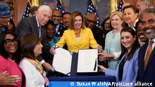 Nancy Pelosi (M, Demokraten, aus Kalifornien), Sprecherin des Repräsentantenhauses, und die Demokraten des Repräsentantenhauses feiern, nachdem Pelosi den Inflation Reduction Act of 2022 während einer Einschreibungszeremonie auf dem Capitol Hill in Washington unterzeichnet hat. +++ dpa-Bildfunk +++