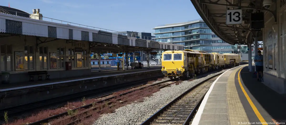 UK: Two trains collide north of London, injuries reported