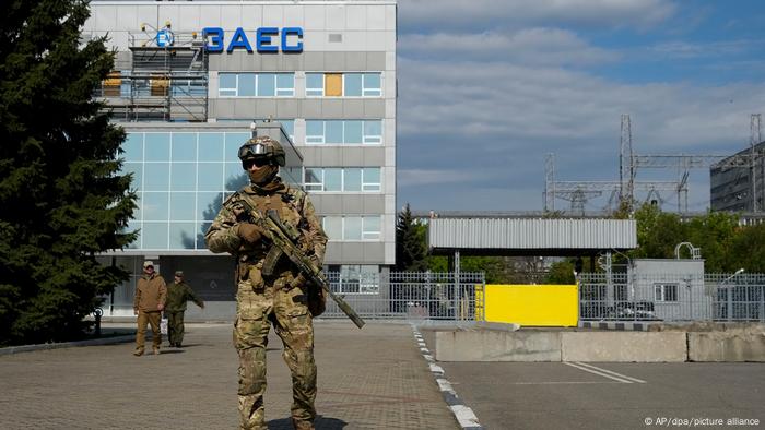 Ένας Ρώσος στρατιώτης μπροστά από ένα κτίριο στο συγκρότημα πυρηνικής ενέργειας