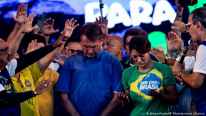  Jair Bolsonaro reza en una marcha por Jesús, en Río de Janeiro.