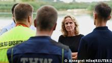 13.08.2022
German Environment Minister Steffi Lemke visits a bank of Oder River to get informed about the mass fish die-off crisis by workers of the emergency services of a firefighters brigade, the Federal Agency for Technical Relief (THW), a water rescue service and the German Red Cross (DRK) in Frankfurt (Oder), Germany August 13, 2022. REUTERS/Annegret Hilse
