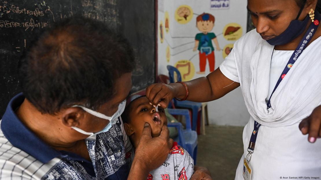 Un niño recibe una vacuna oral cntra la poliomielitis en la India.