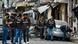 Agentes de la Policía inspeccionan el lugar de la explosión. Agentes de la Policía inspeccionan el lugar de la explosión.