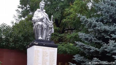 Republica Moldova Florești Statuia soldatului sovietic